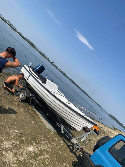 Barcă cu motor mercury