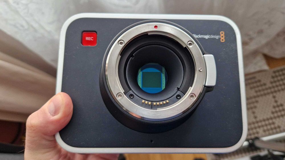 Blackmagic Cinema Camera 2.5K EF