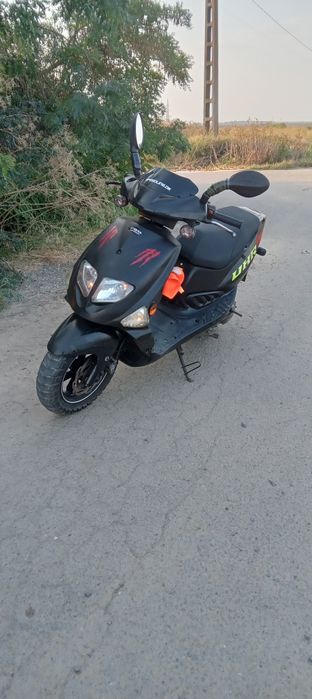 Vînd scuter foarte întreținut accep orice distanță ori unde ar fi