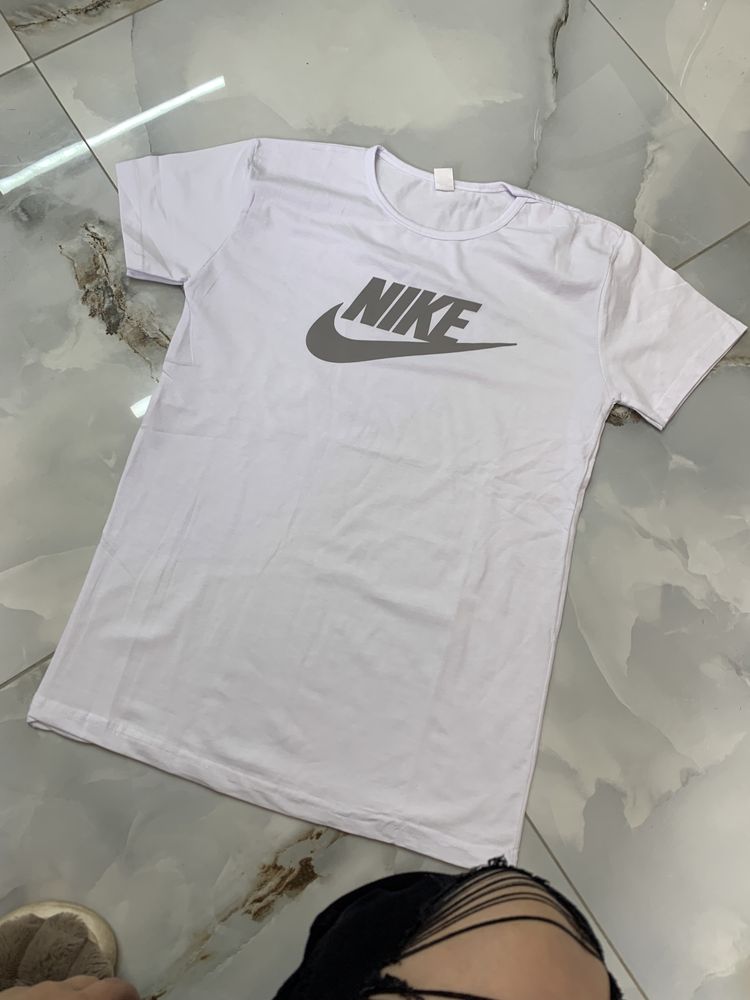 Tricou Nike, cu logo reflectorizant