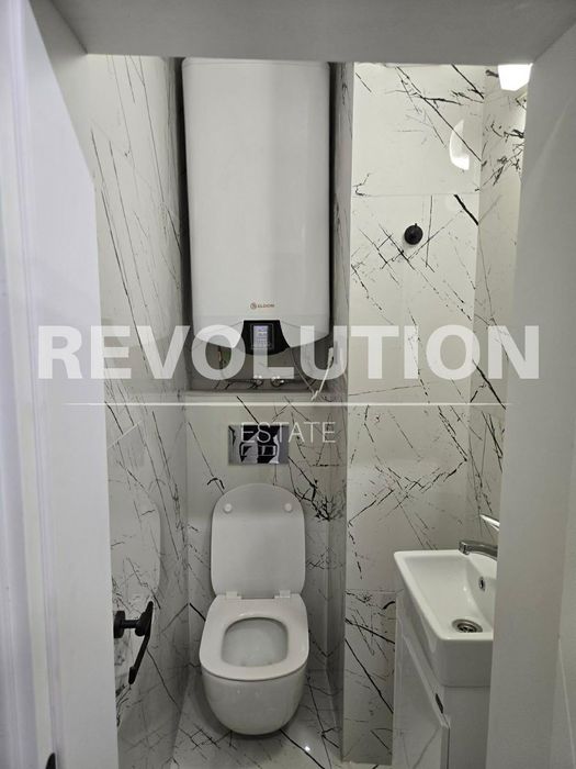 Тристаен апартамент в района на Цветен квартал!