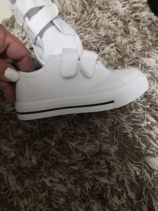 Vând adidasi albi copii