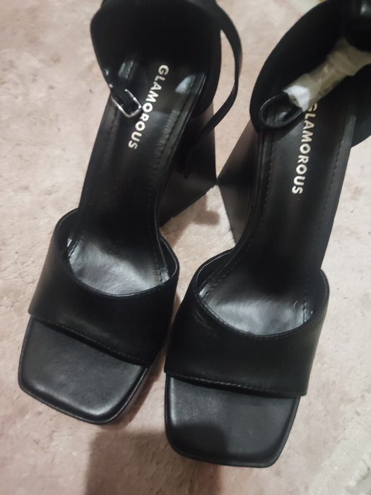 Обувки с дебел ток