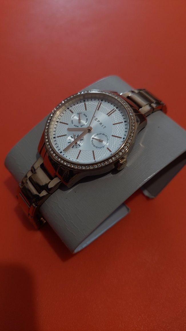 Vand ceas cu brățară metalică de damă marca Esprit ES107132005.