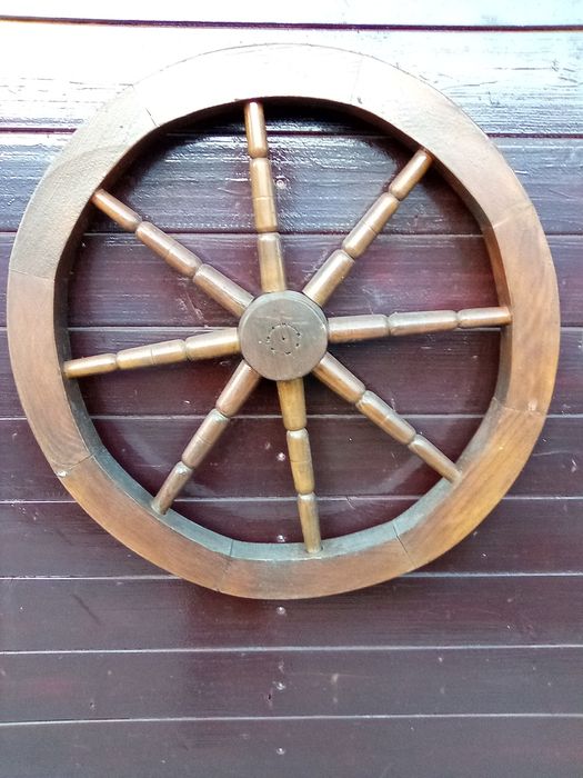 Roată decorativă din lemn – diametru 56 cm – rustic, autentic și de ef