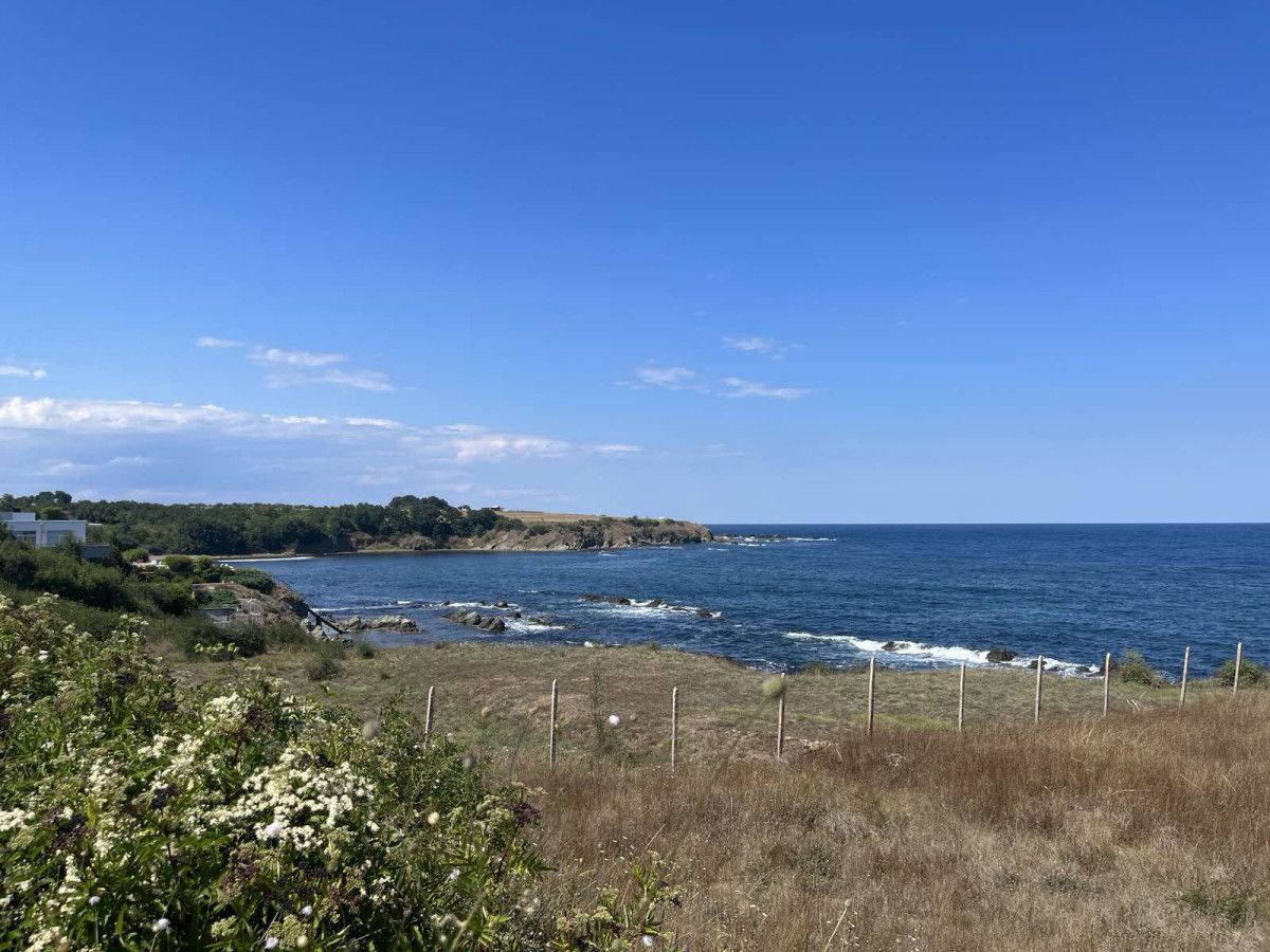 Първа линия  - земеделска земя в село Варвара, Царево.