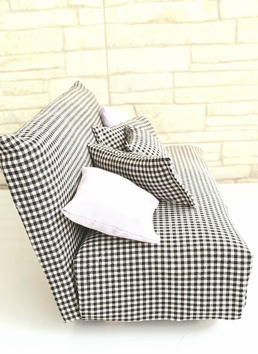 Мини диван за кукли в бяло и черно каре