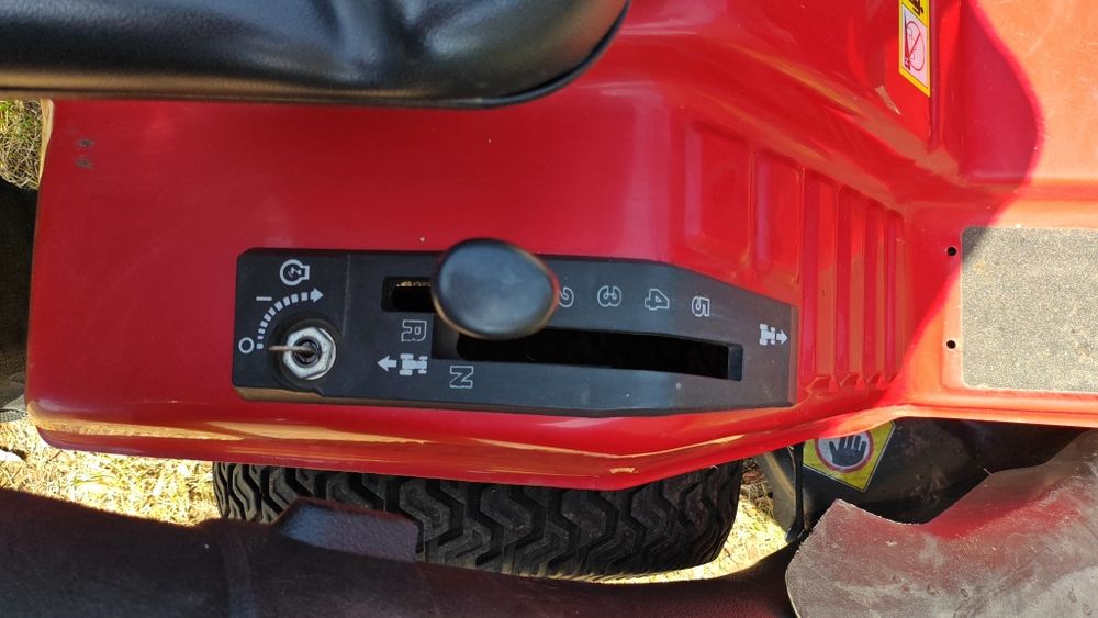 Tractoras Iarbă / Gazon - American  cu Lama Zăpadă si Lanțuri