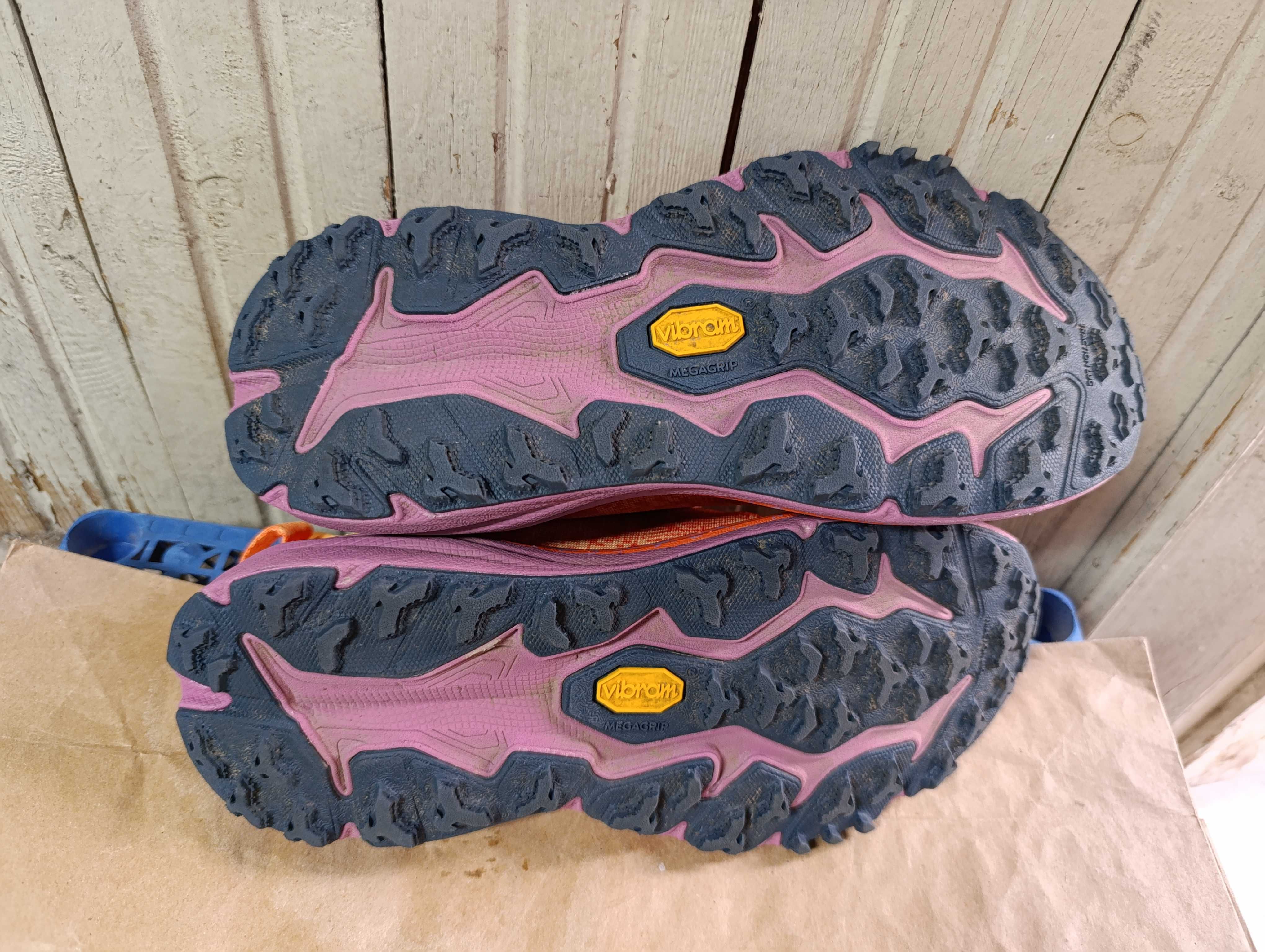 ''Hoka One One W Speedgoat 6''оригинални маратонки 38.5 номер