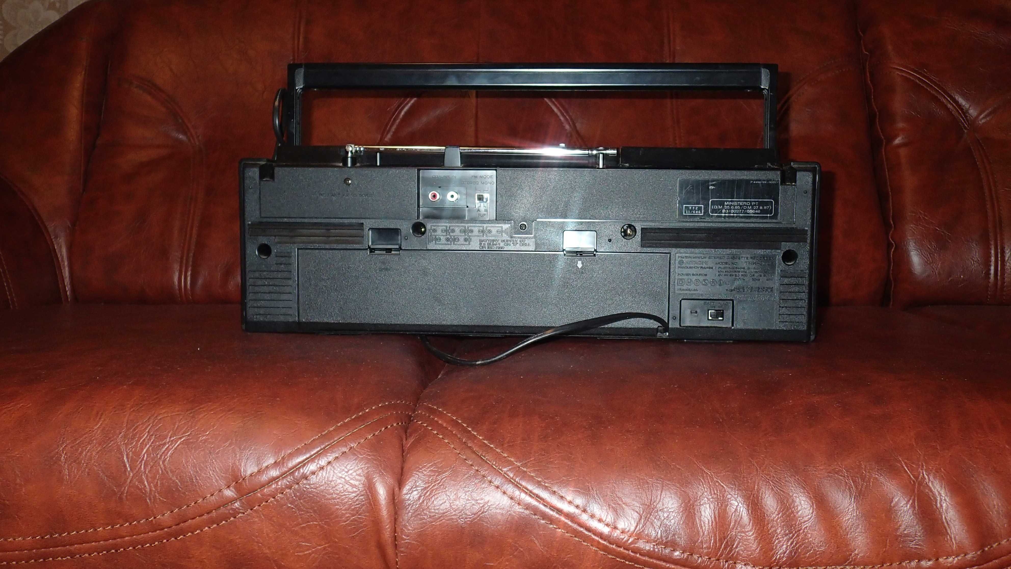 Radiocasetofon de colectie Hitachi TRK- 3D2E - 3DSuper Woofer (1985)