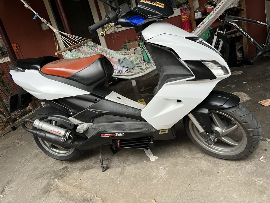 Vand aprilia sr  2009 modificat sau schimb