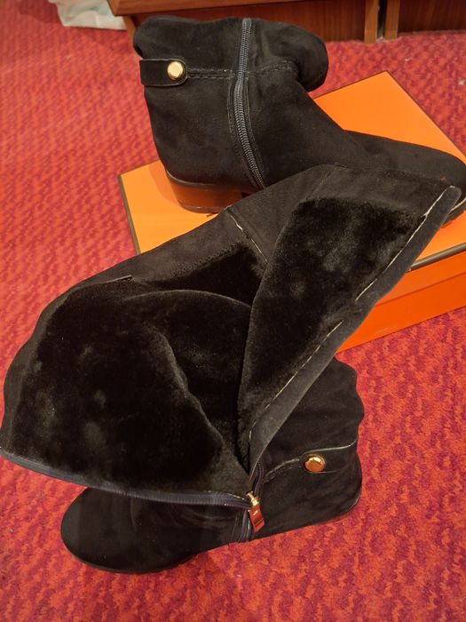 Продаеться женские сапоги