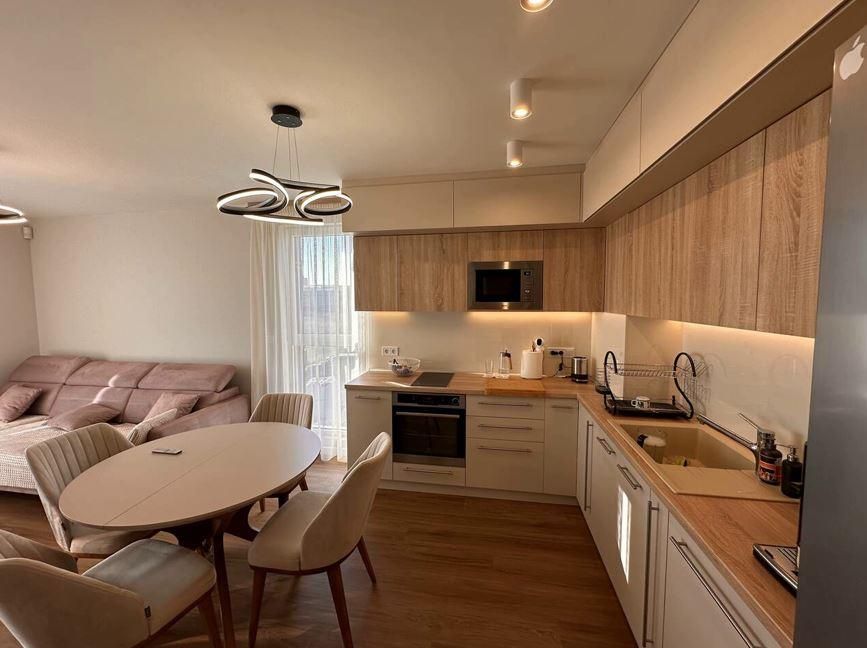 Дава се под наем Тристаен апартамент в Бургас, Изгрев - 98 кв.м за 1071 € - Снимка #1