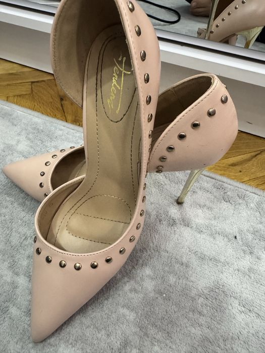 Розови токчета.