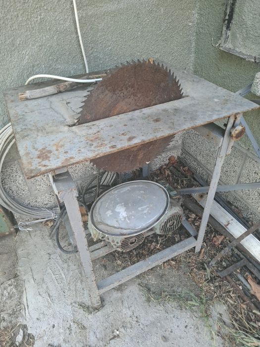 Продавам електрически циркуляр работещ