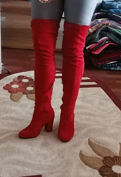 Vând cizme lungi de catifea