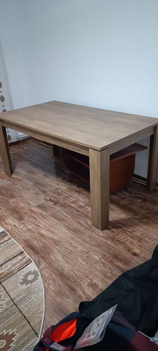 Masă mare de bucătărie