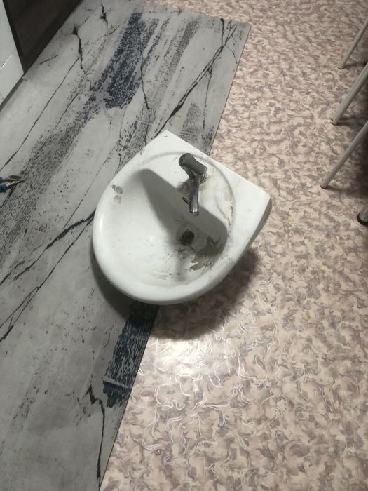 Продам раковину  целая