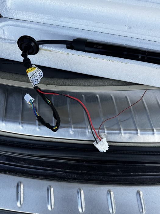 Ел.амортисюри за багажник infinity