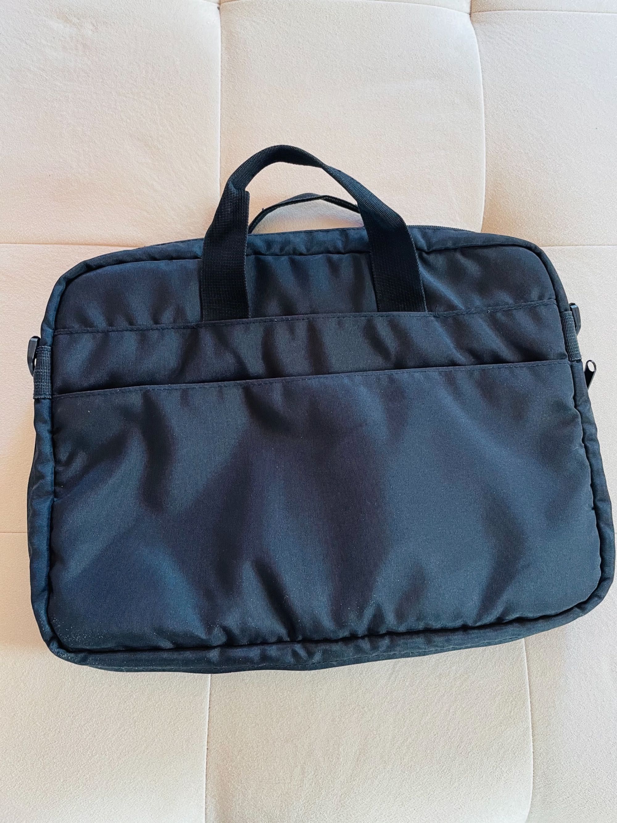 Черна чанта за MacBook или лаптоп
