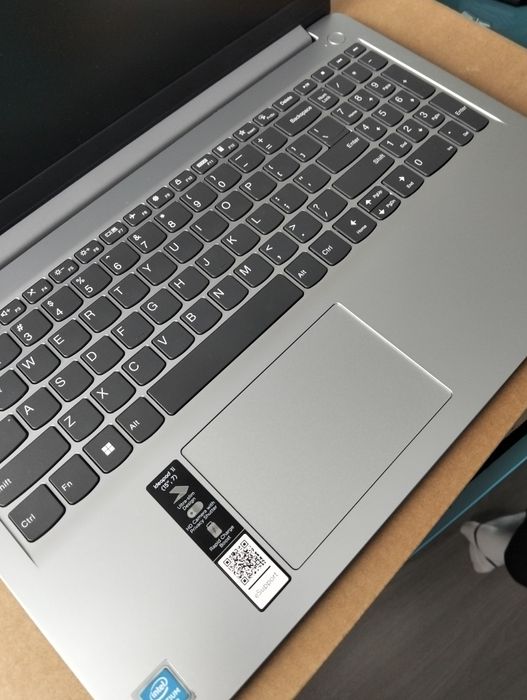 Laptop Lenovo de vânzare,cu Windows 11 instalat.