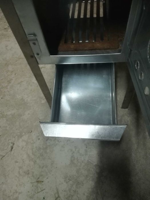 Продавам малка печка на дърва