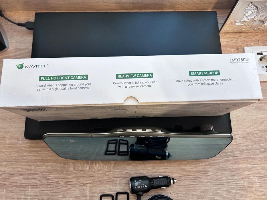 Camera Auto DVR Navitel MR250, fixare pe oglinda retovizoare