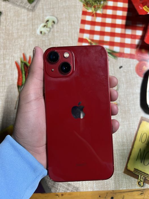 vând IPhone 13 red