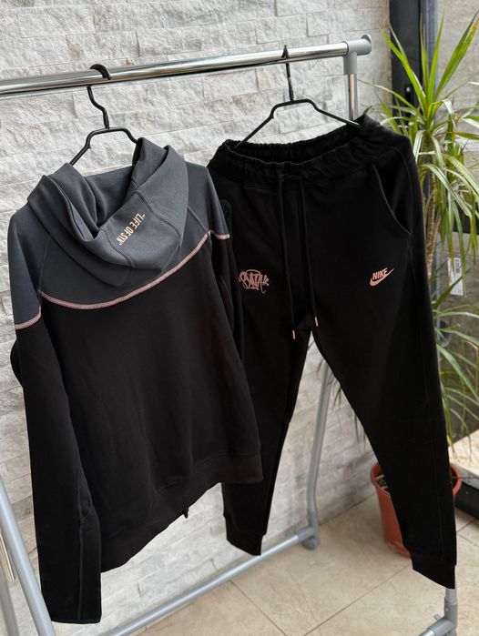 Nike Tech Syna World