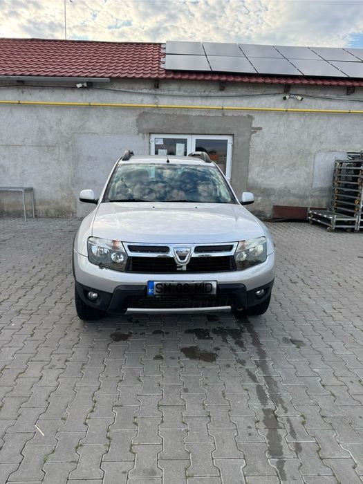 Dacia Duster 1.5 DCI
4x4 la buton 
Mici urme de uzura
2 geamuri electr