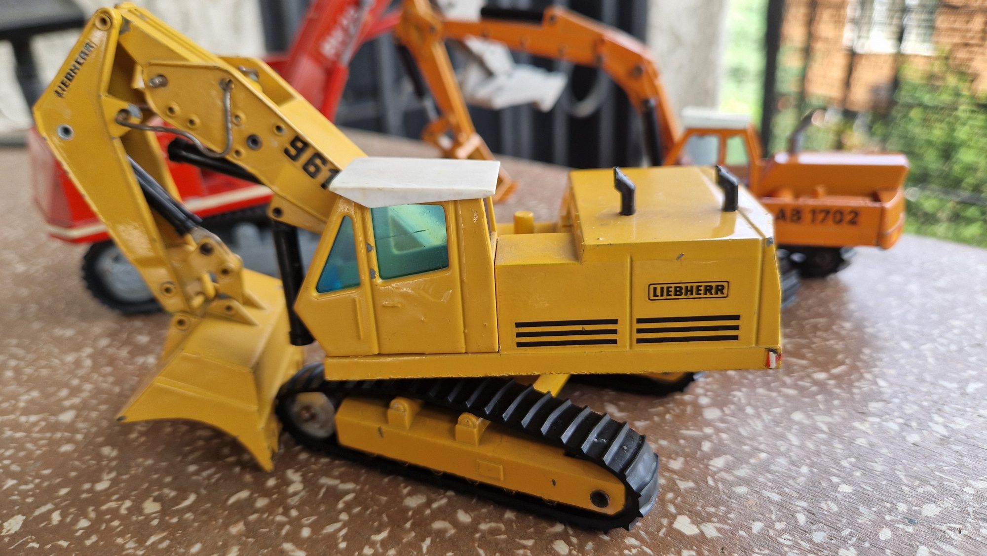 Vând set machetă excavator Liebherr, Atlas, O&K din fier