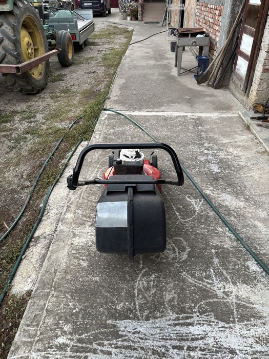 Masina de tuns iarba