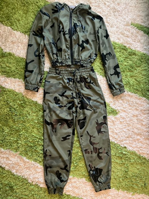 Vând trening aproape nou