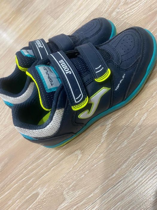 Продам футзалки новые