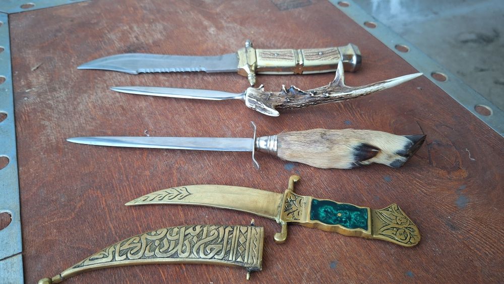 Продавам сет от 4 стари ножа