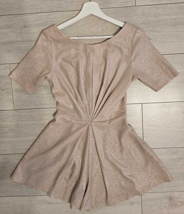 Salopetă aurie cu decolteu la spate