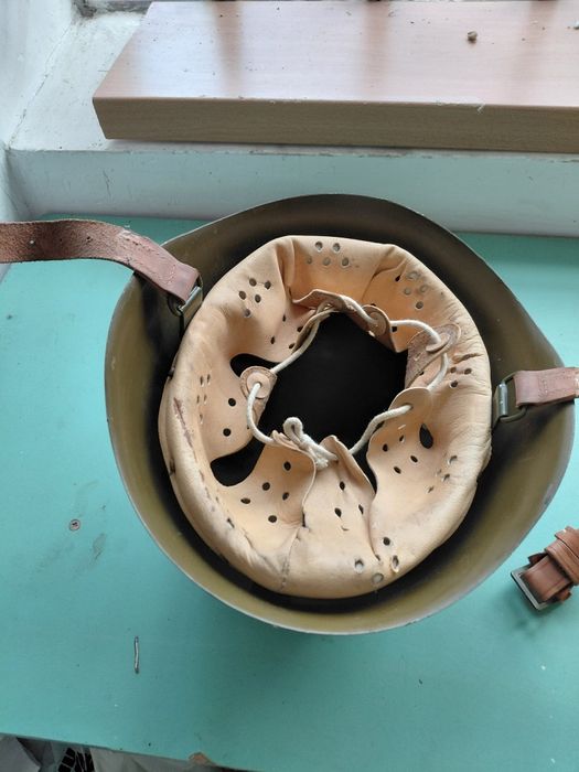 Военна каска с коланчета за закопчаване