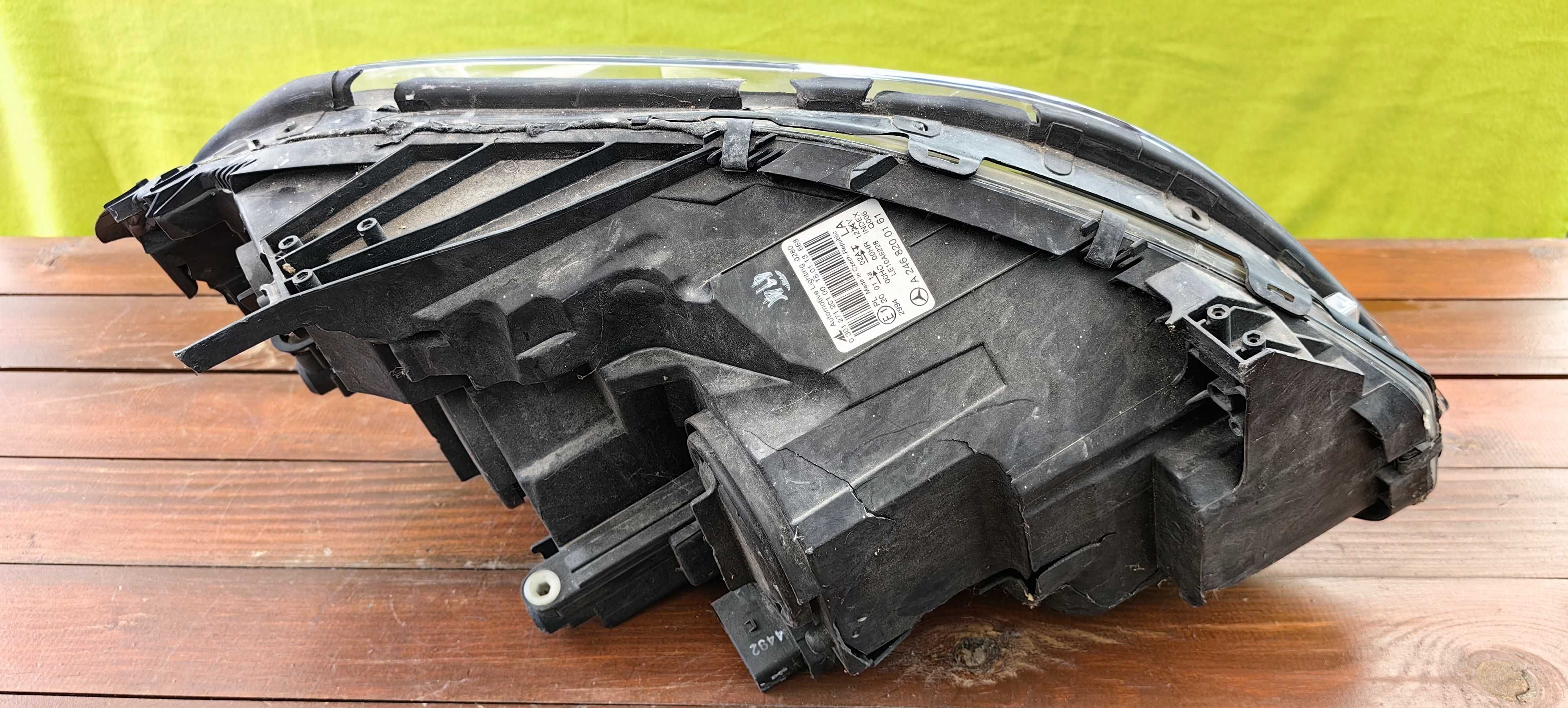 Фар за Mercedes B W246 / Мерцедес Б клас в246