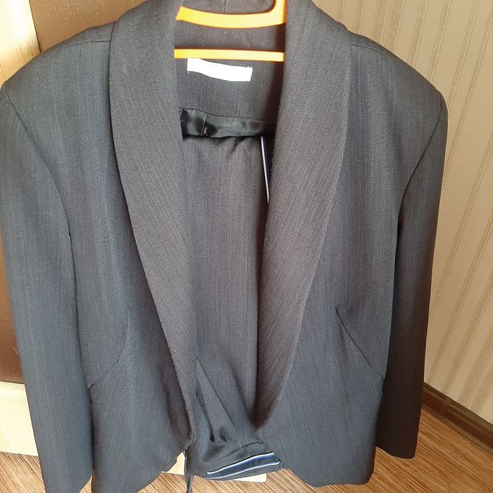 Костюм брючный с полосками по бокам на брюках серого цвета