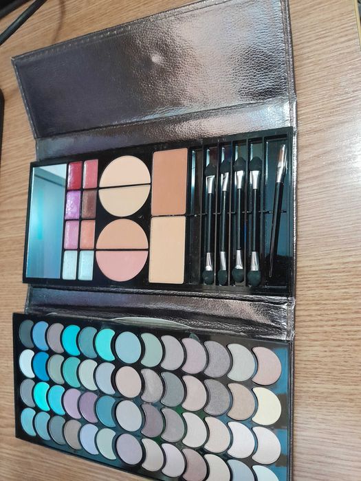 Trusă machiaj, voiaj, 52 culori ploape, 8 rujuri, farduri obraz și ten