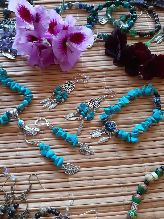 Гривни от полускъпоценни камъни. Подаръци за коледа.