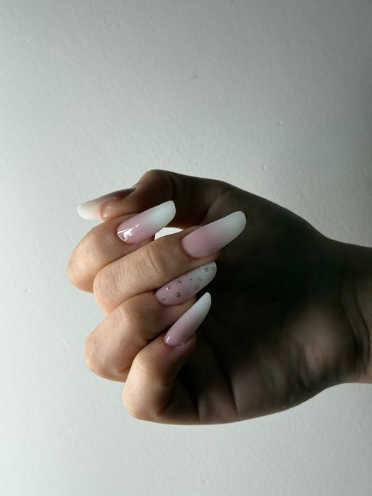 Construcție unghii sau întreținere 150 lei