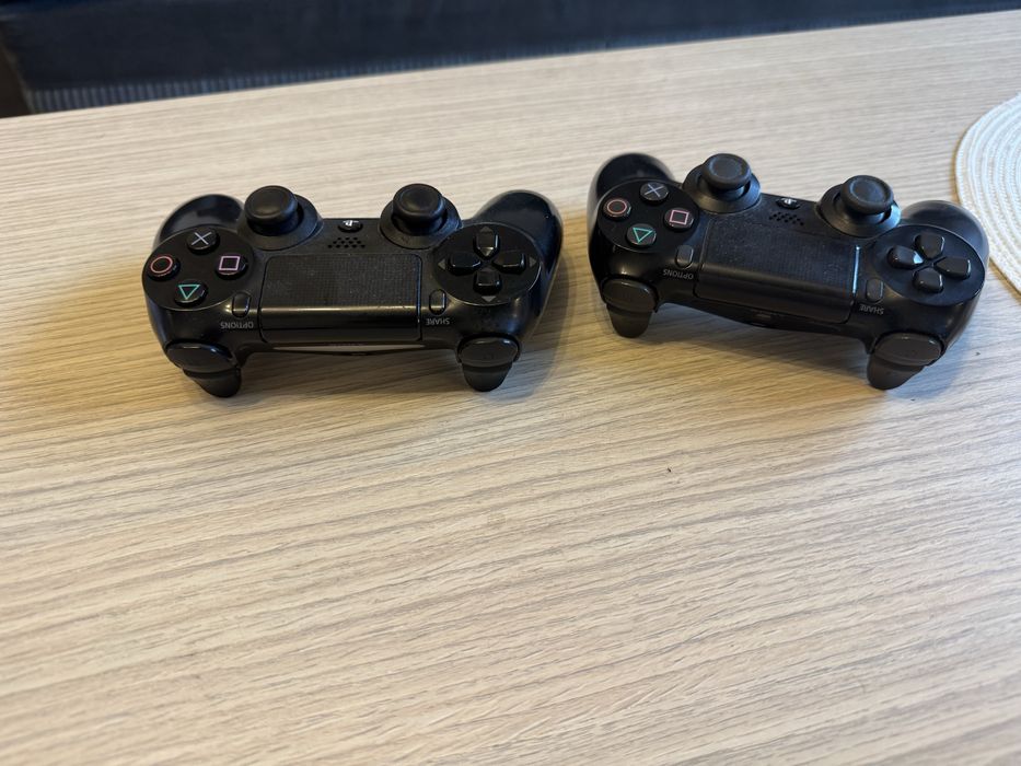 Ps4 cu 2 controler la pret 700 de lei si un joc