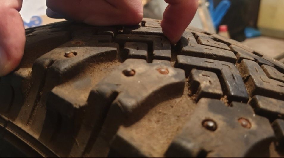 2 Roți Pirelli de iarnă R13, cu cuie M+S