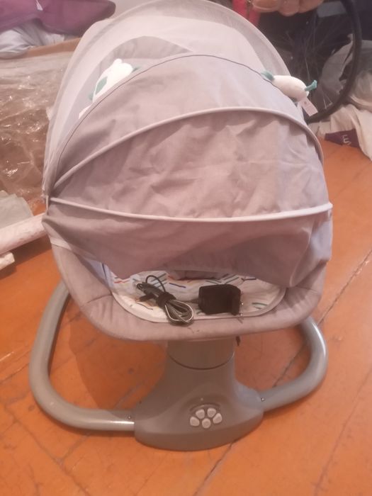 Детская люлька .Качает ребёнка.