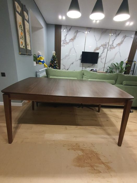 Продаётся деревянный стол