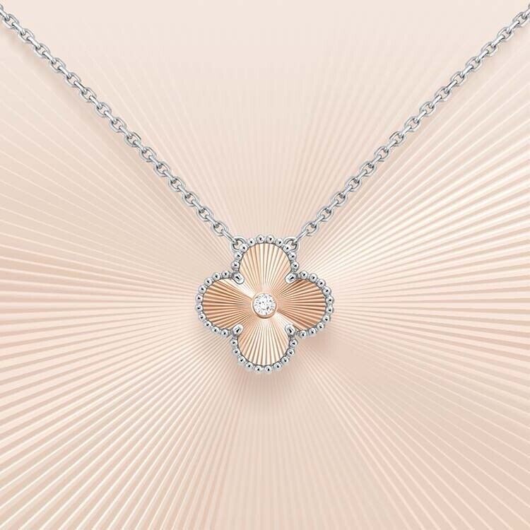 Van Cleef & Arpels holiday pendant 750/18K