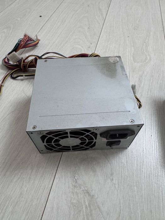 продам блок питание Huntkey в хорошем состояний