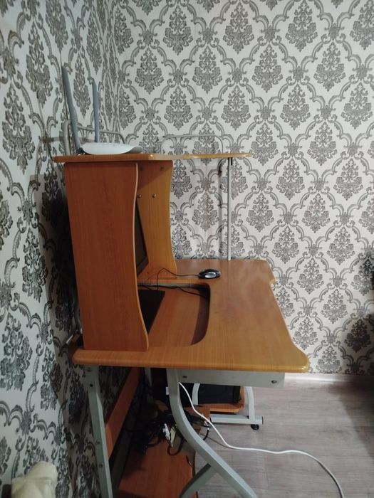 Продам компьютерный стол