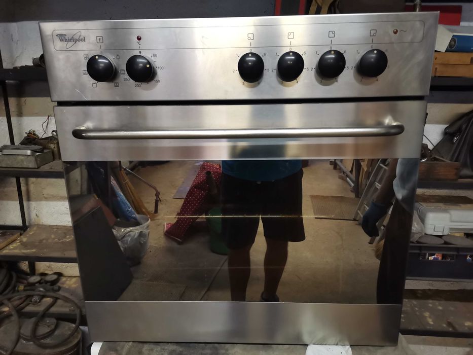 Продавам фурна с котлони Whirlpool
